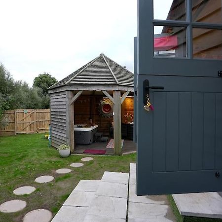 Romantic Retreat - Luxury Shepherds Hut + Hot Tub! Camborne Esterno foto