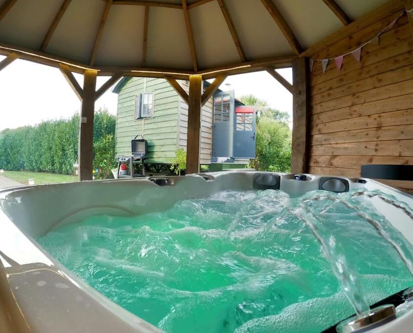 Romantic Retreat - Luxury Shepherds Hut + Hot Tub! Camborne Esterno foto