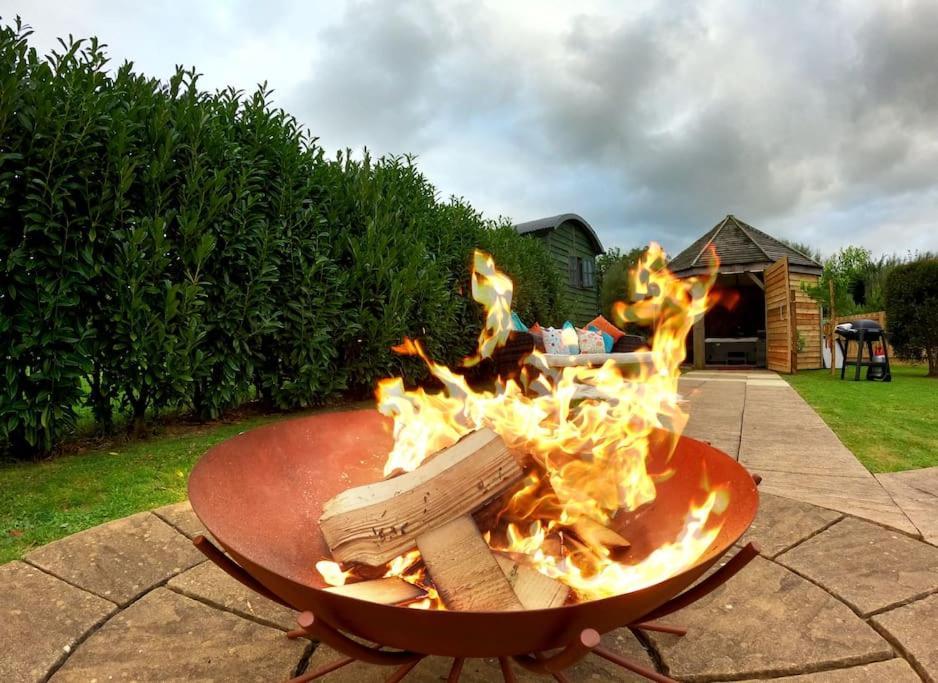 Romantic Retreat - Luxury Shepherds Hut + Hot Tub! Camborne Esterno foto