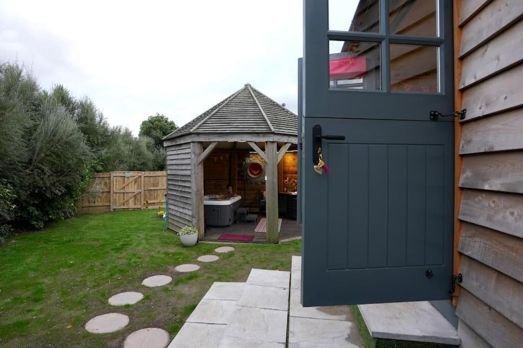Romantic Retreat - Luxury Shepherds Hut + Hot Tub! Camborne Esterno foto