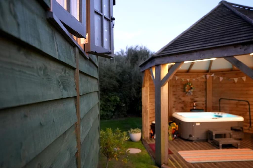 Romantic Retreat - Luxury Shepherds Hut + Hot Tub! Camborne Esterno foto