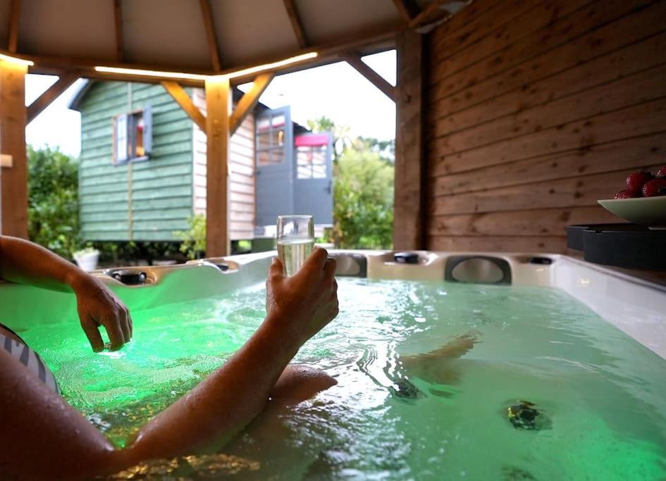 Romantic Retreat - Luxury Shepherds Hut + Hot Tub! Camborne Esterno foto