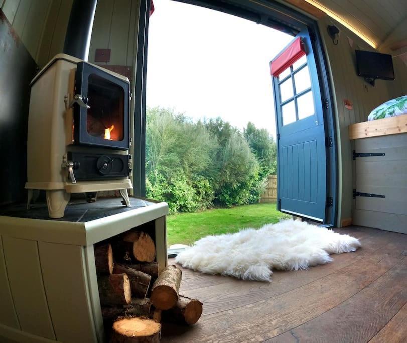 Romantic Retreat - Luxury Shepherds Hut + Hot Tub! Camborne Esterno foto