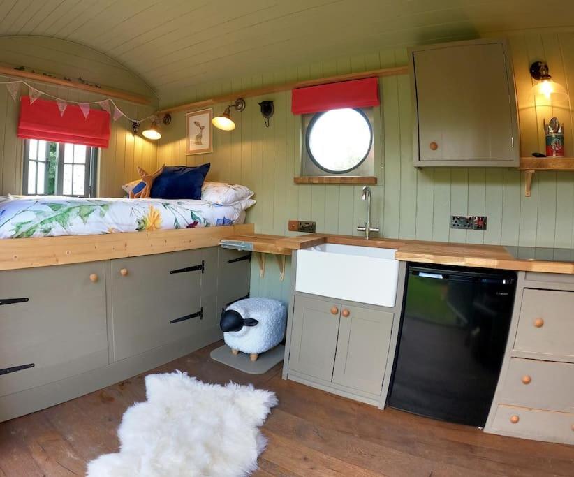 Romantic Retreat - Luxury Shepherds Hut + Hot Tub! Camborne Esterno foto