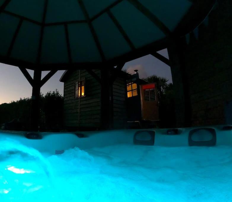 Romantic Retreat - Luxury Shepherds Hut + Hot Tub! Camborne Esterno foto