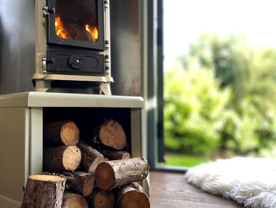 Romantic Retreat - Luxury Shepherds Hut + Hot Tub! Camborne Esterno foto