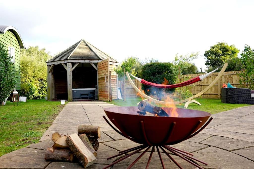 Romantic Retreat - Luxury Shepherds Hut + Hot Tub! Camborne Esterno foto