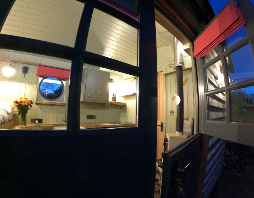 Romantic Retreat - Luxury Shepherds Hut + Hot Tub! Camborne Esterno foto