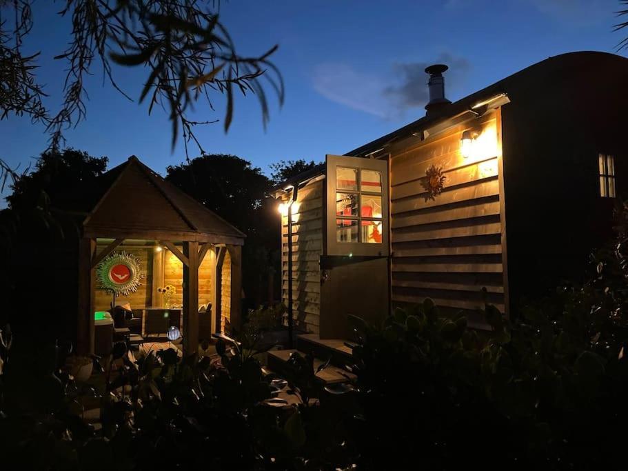 Romantic Retreat - Luxury Shepherds Hut + Hot Tub! Camborne Esterno foto
