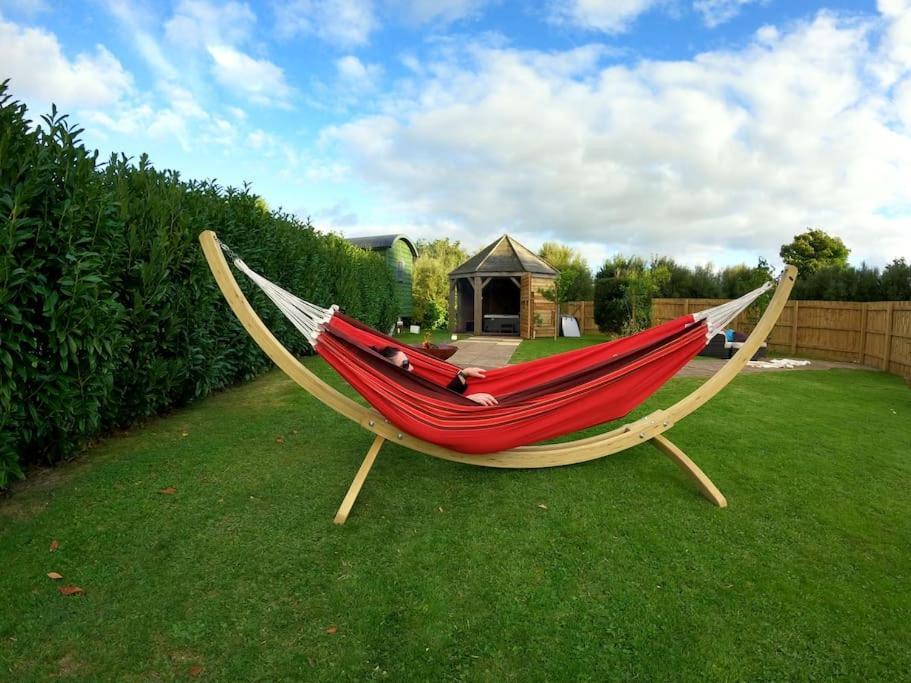 Romantic Retreat - Luxury Shepherds Hut + Hot Tub! Camborne Esterno foto