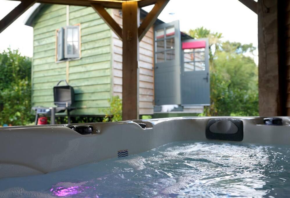 Romantic Retreat - Luxury Shepherds Hut + Hot Tub! Camborne Esterno foto