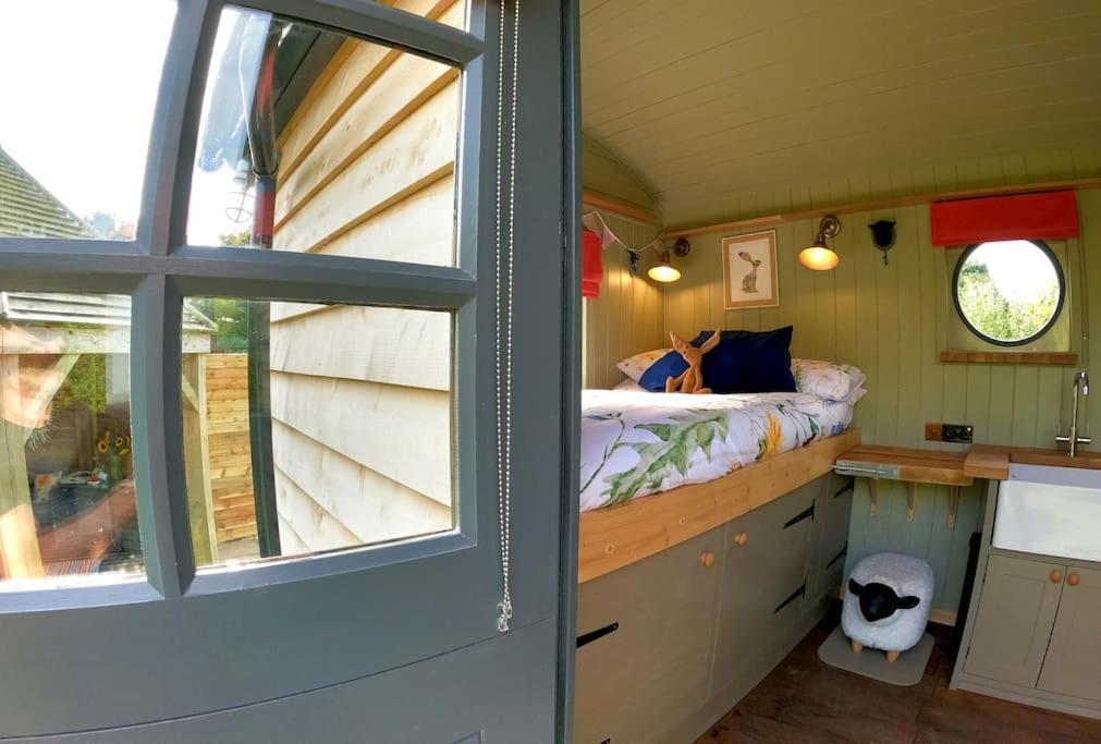 Romantic Retreat - Luxury Shepherds Hut + Hot Tub! Camborne Esterno foto