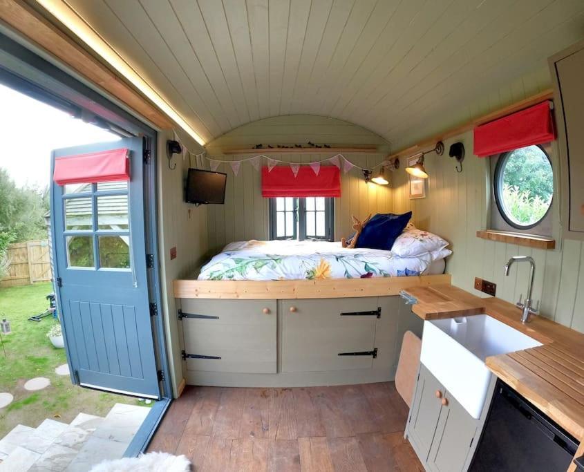 Romantic Retreat - Luxury Shepherds Hut + Hot Tub! Camborne Esterno foto