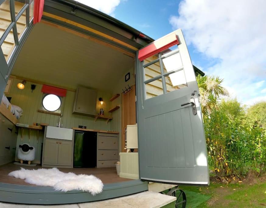 Romantic Retreat - Luxury Shepherds Hut + Hot Tub! Camborne Esterno foto