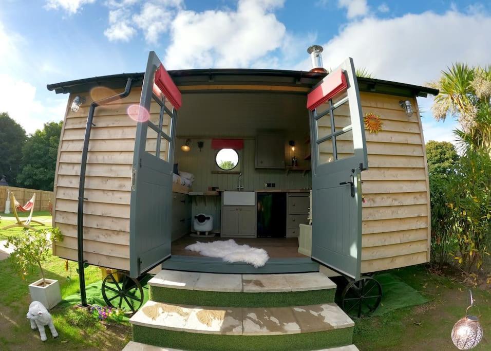 Romantic Retreat - Luxury Shepherds Hut + Hot Tub! Camborne Esterno foto