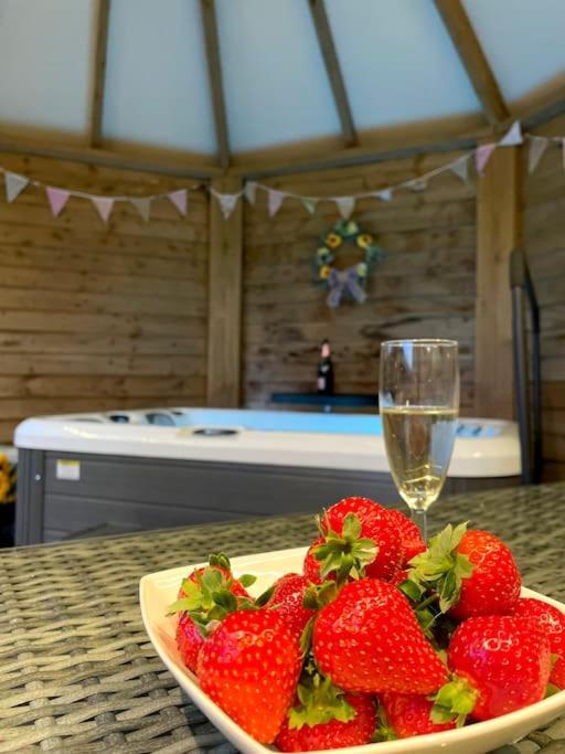 Romantic Retreat - Luxury Shepherds Hut + Hot Tub! Camborne Esterno foto